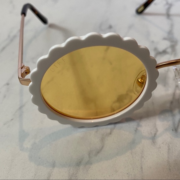 Diff Eyewear • Dixie White Flower Sunglasses - Picture 6 of 9